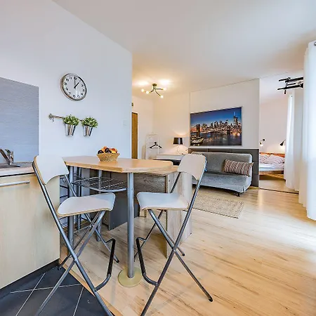 Z Balkonem I Bezplatnym Parkingiem Lägenhet